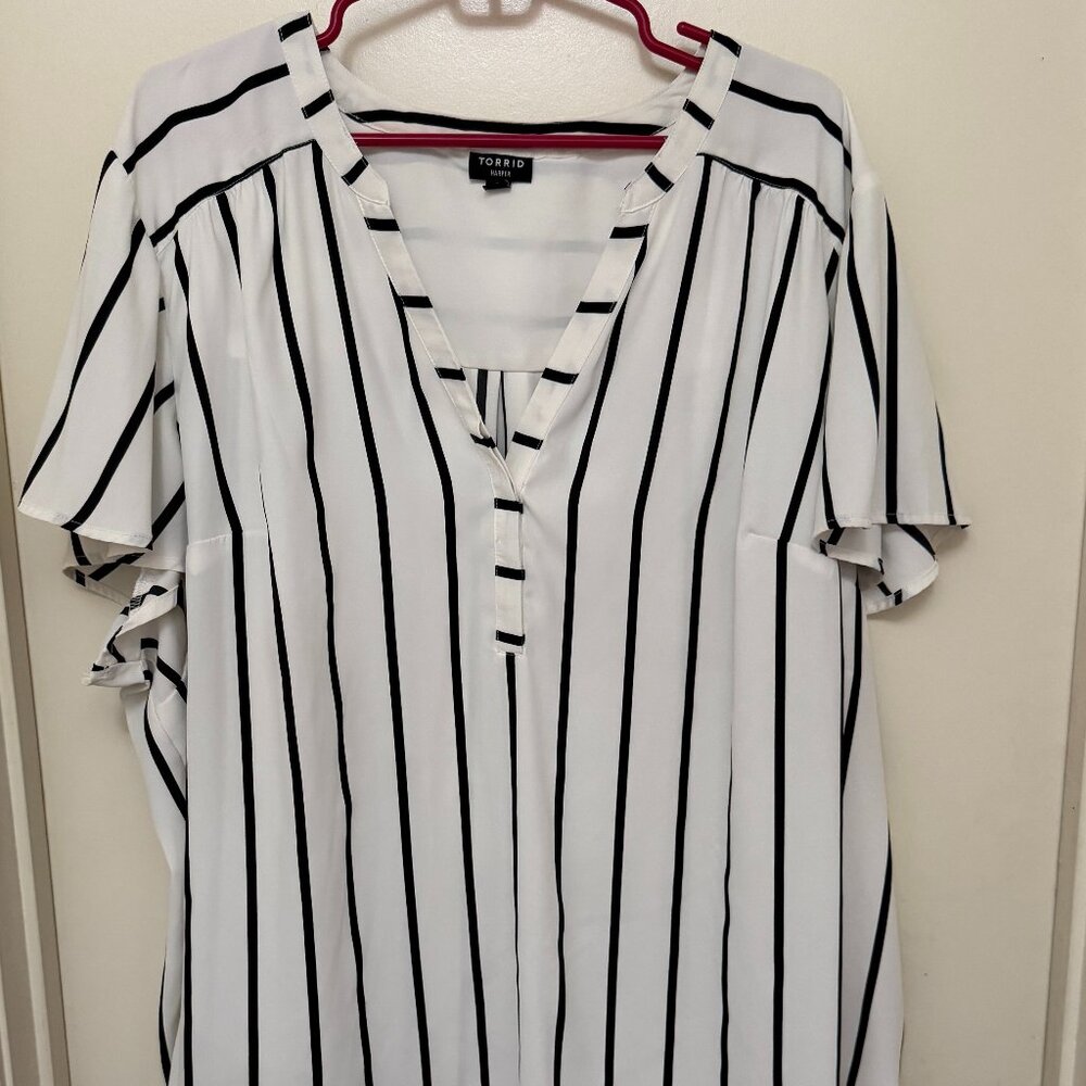 TORRID Black and White Striped Women's Top sz 4